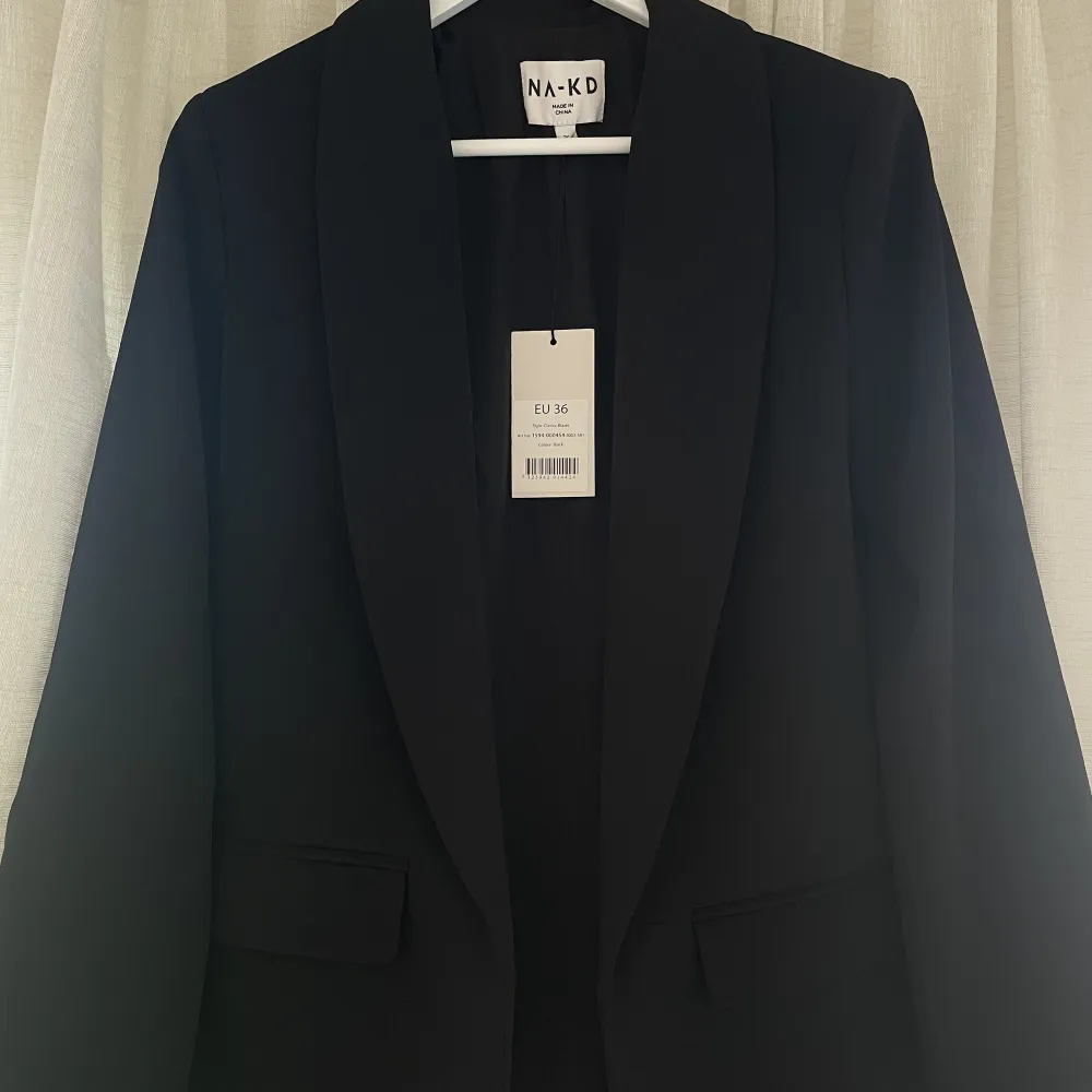 Säljer denna fina svarta blazern i storlek 36, säljer för att den inte kommer till användning då jag använder andra, köpt för 500kr säljer för 250kr, köparen står för frakt🌷🌷. Kostymer.