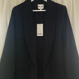 Svart blazer - Säljer denna fina svarta blazern i storlek 36, säljer för att den inte kommer till användning då jag använder andra, köpt för 500kr säljer för 250kr, köparen står för frakt🌷🌷