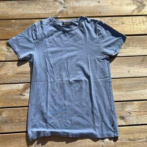 Säljer denna basic men snygga blå t-shirt från Riley. Om ni har frågor hör av er.