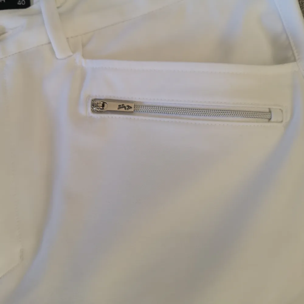 Helt nya Röhnisch vita byxor. Säljs på grund av fel storlek. Nypris 1100:- . Jeans & Byxor.