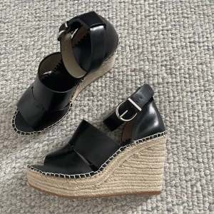 Kilklackar - Supersöta kilklackar från Zara i mycket bra skick.