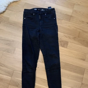 Svarta jeans - Svarta tighta jeans 