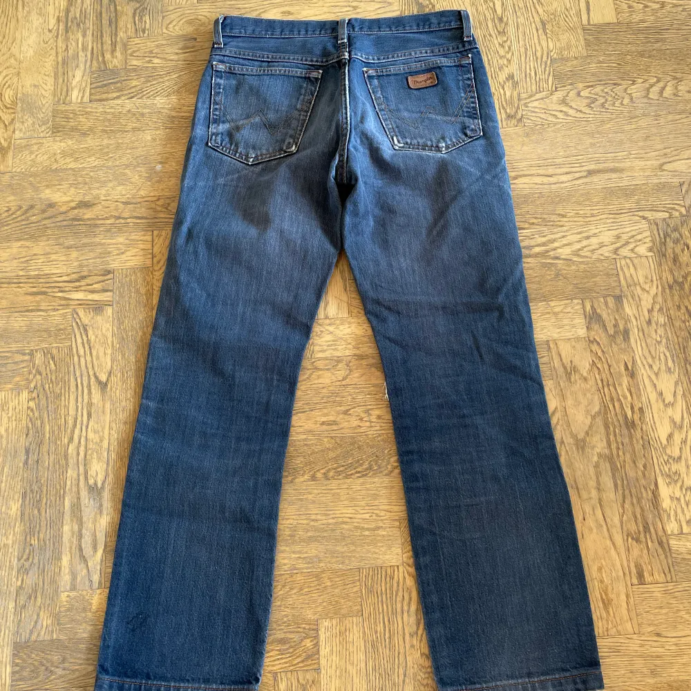 Raka Wrangler jeans i vacker blå/svart tvätt. Snygg passform! Det står att storleken är 32 X 34 men skulle säga att det är en 32 X 30. . Jeans & Byxor.