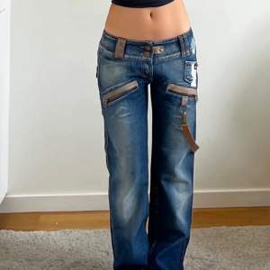 Säljer mina miss sixty jeans! Lånade bilder av personen jag köpte av. Ascoola lågmidjade baggy jeans med massa detaljer. Midjemått 40 cmrakt över. Innerbenslängd 84 cm. 