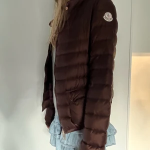 Moncler Lans - Intressekoll på denhär fina lans jackan i en unik svart brun färg! från moncler. Tyvärr har jag inte äkthetsbevis därav priset men det finns äkthetsbevis i jackan!