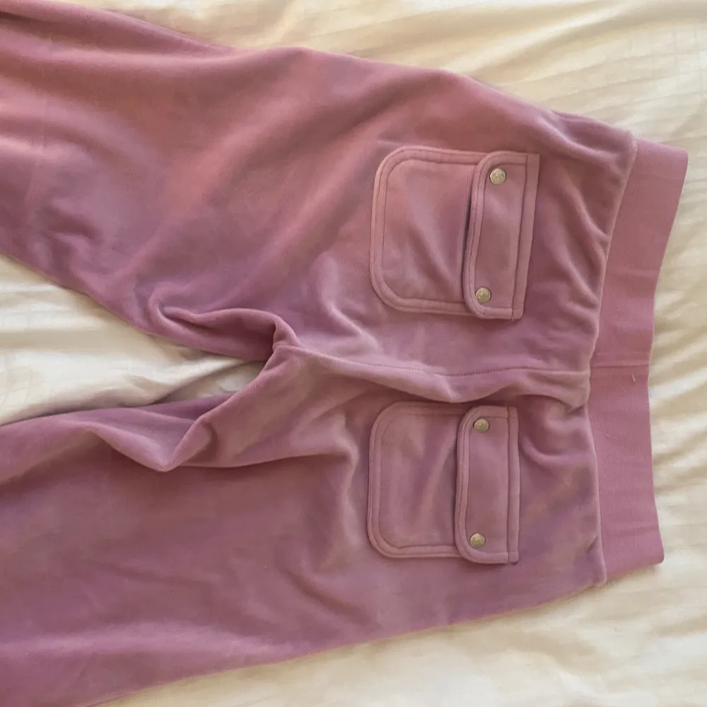 Jag vill byta mina rosa juicy byxor till några andra på grund av att jag tröttnat på färgen. Dom är i ett väldigt bra skick.. Jeans & Byxor.