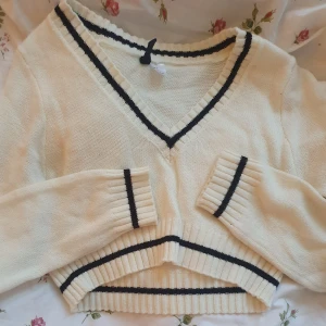 Croppad sweater - Gullig stickad sweater i crop-top stil♡ Endast använd 1 gång. Storlek S.