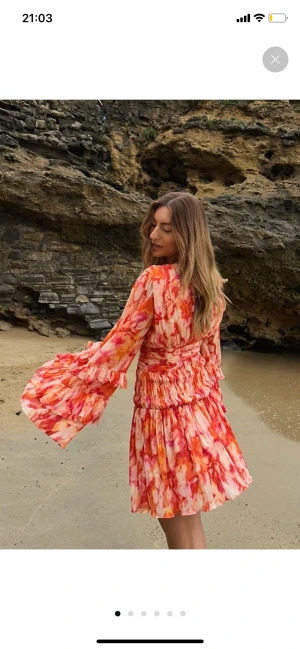 Sanna Jörnvik x NA-KD klänning  - Klänning från Sanna Jörnviks kollektion med NA-KD🫶🏼 Beställde två storlekar så därför säljer jag den ena! I storlek 34💕