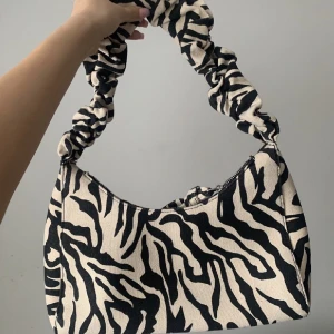Zebra axelväska - En supersnygg zebramönstrad axelväska från NA-KD 🖤 Endast använd 2 gånger. 