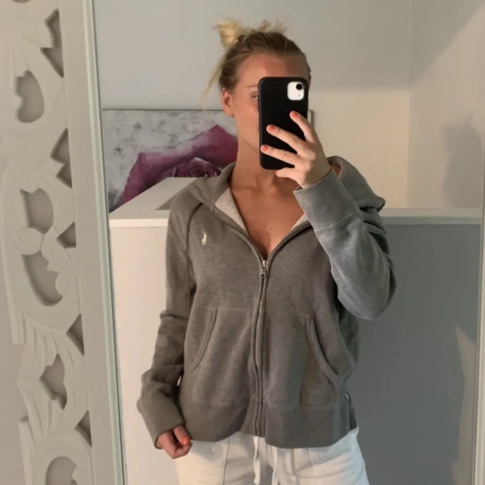 Grå zip up hoodie från Ralph Lauren, oversized. Bra skick🫶🏻 (pris exklusive frakt). Hoodies.