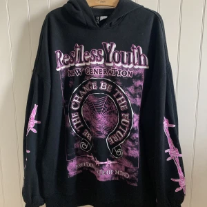 Hoodie - Oversized hoodie från hm. Använt men fint skick. Älskar passformen men säljer pga inte längre min stil.