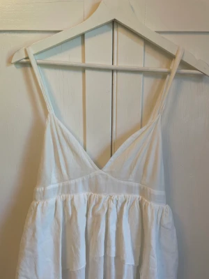 Klänning  - Vit volang klänning. Går att ha som både klänning och långkjol. Passar perfekt till sommaren. Längden passar perfekt på mig som  är ca 170
