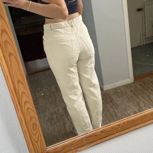 Byxor - ⚠️Smutsig spegel⚠️ Ett par ribbade byxor från Gina Tricot. Använts flitigt men inga direkta tecken på användning.  Referens: jag är 164cm lång och bär vanligtvis M.