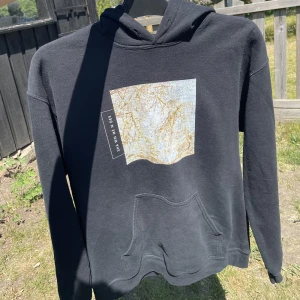 Shawn Mendes Hoodie  - ⚠️Smutsig spegel⚠️ En Shawn Mendes hoodie. Den är inte min så jag vet inte hur mycket den använts men inga tecken på användning finns. Referens: jag bär vanligtvis M.