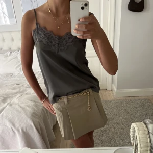 Stradivarius shorts - Schyssta shorts från Stradivarius i storlek 38. Riktigt snygga både till vardags och fest! Aldrig använda 😍❤️