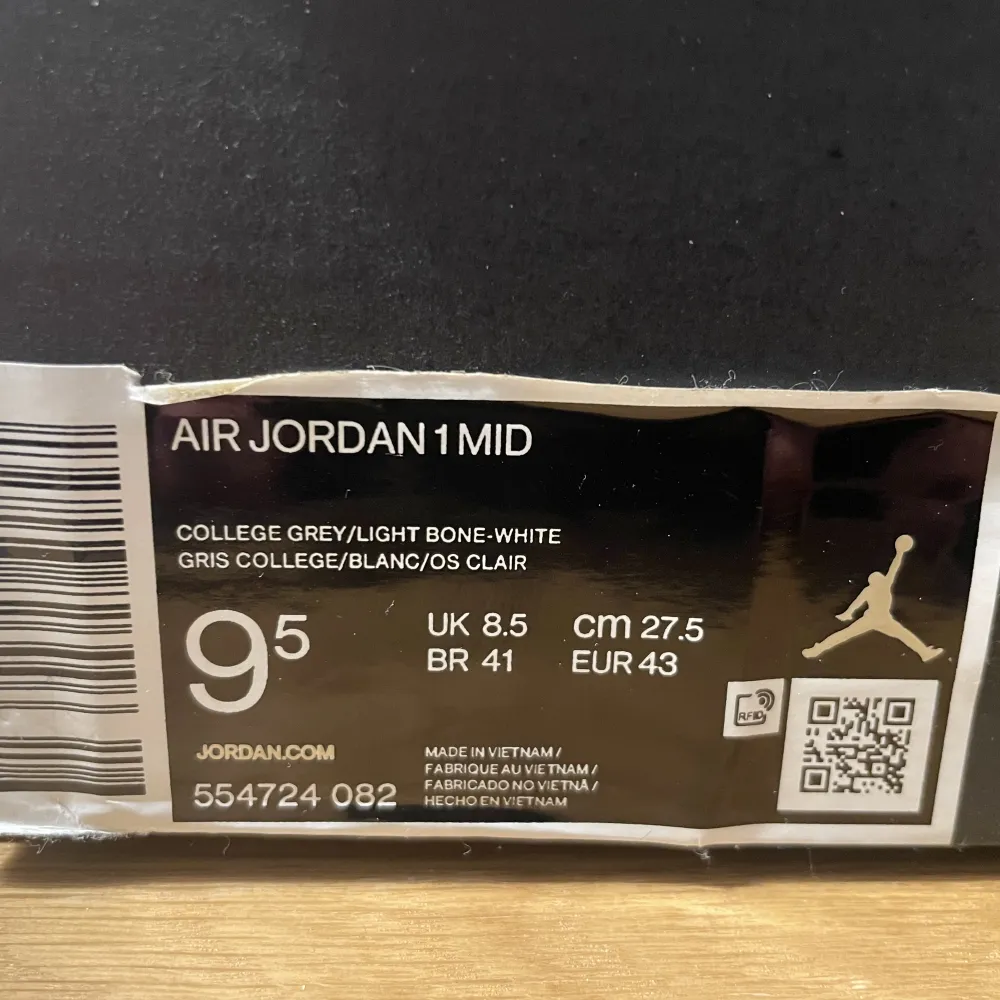 Säljer mina Jordan 1’s mid ”Linen”. Colorwayn heter officiellt ”Collage grey”. Skick på skorna är 10/10, dvs. aldrig använda. Eftersom jag fick dessa som gåva fattas jag kvitto. Dem är legitcheckade och bara fråga så skickar jag fler bilder! 🫡. Skor.