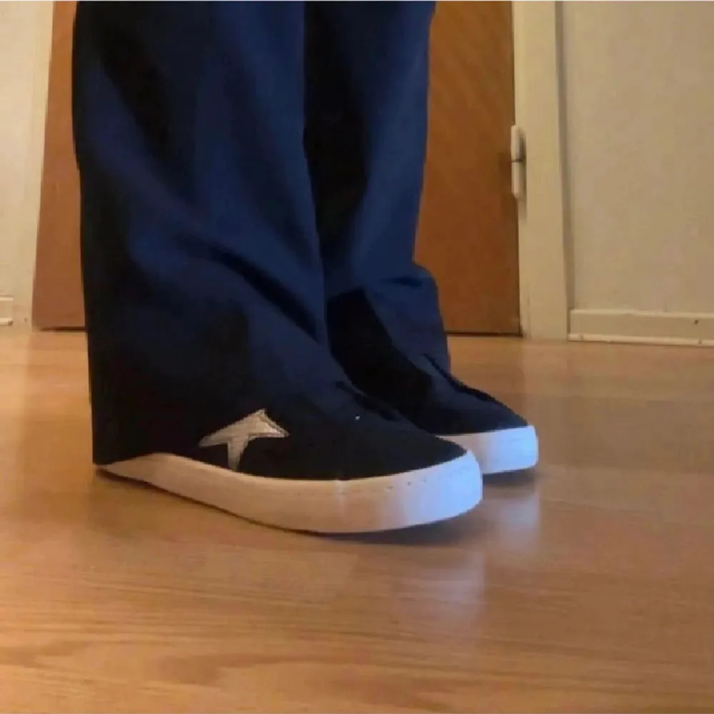 Ett par as balla skor från Zalando som är slutsålda. Som är endast använda några få gånger pga för små. Storlek 37/4. . Skor.