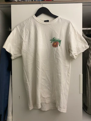 Stussy tee  - Stüssy tee ” smokin skull ”  - storlek M  - fint skick, inga flaws!  - 350kr  - passar både killar och tjejer. 