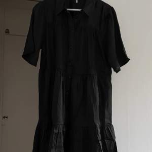 Svart klänning i storlek M. Helt oanvänd.  Pris vid inköp: 299 kr