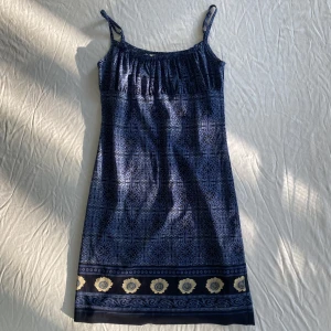 Mönstrad klänning - Så fin klänning med underbart mönster, babydoll/milkmaid liknande byst. Justerbara band. Storlek 5, uppskattas till ca S/M. Köps helst via köp nu 💋