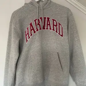 Säljer denna HARVARD hoodie som jag har använt 1-2 gånger. 💘 ordinarie pris 350kr. 