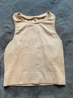 Hm träningströja  - Träningströja från hm i storlek xs, superfin och aldrig använd , beige , används inget och därför säljer jag! Hör av dig vid frågor eller liknande !
