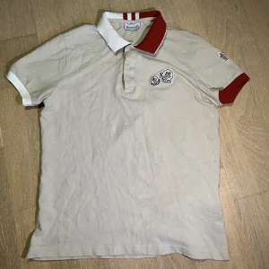 Moncler piké  - Moncler piké bra skick storlek M 