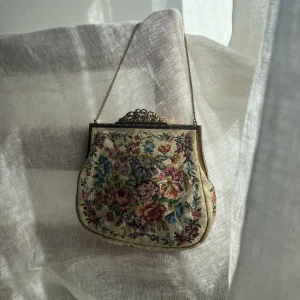 Supersöt vintage väska med brodderade blommor - Superfin vintage mindre väska, handbroderad med fint spänne och kedja. I fint skick!  Ger gärna mått på den!