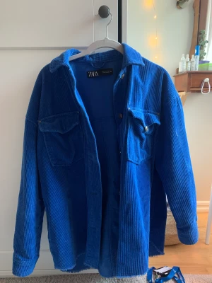 Zara jacka  - Väldigt blå Manchester jacka från Zara. Den har blivit för kort i armarna på mig… knappt använd ☺️. Den har fickor fram där man kan lägga saker, även fickorn på bröstet funkar 😍