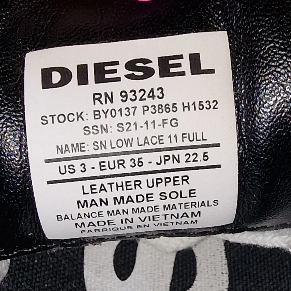 Sneakers i läder från Diesel storlek 35.. Skor.