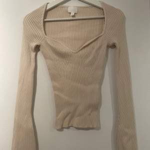 En jättefin beige ribbstickad tröja från hm🤍endast använd 1 gång, väldigt bra skick🤎🤎säljer pga för liten för mig🤎köparen står för frakt!