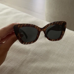 Fendi solglasögon cateye - Solglasögon i nyskick!  Fodral medföljer. 