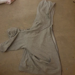 Oversized hoodie - Använd 1 gång fick av morsan drygt 1 år sen! Sjuuuukt skönt tyg innuti så man kan använda som mjukis och stilig tröja!