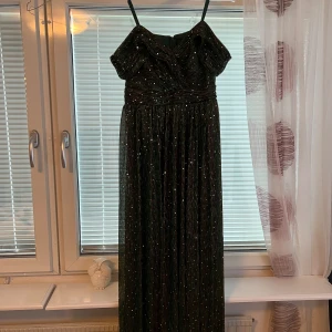 Festklänning  - Fin festklänning använd bara en gång, storlek 0XL 