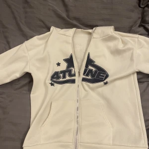 4Tune tröja - Har några noppor på sig ifrån tvätt därför nedsatt pris ” inget som märks” 