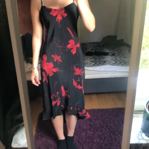Lång elegant klänning  - Bra skick, passar storlek s/m. Vet inte vilket märke det är. 