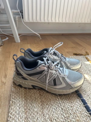 New Balance MT410 grå - Säljer mina snygga nästan oanvända New Balance sneakers. Endast använda fåtal gånger, ser därmed mycket fina ut. Säljer pga att de är för små för mig. Str. 39,5 