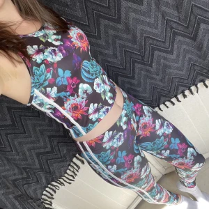 Blommigt set i nyskick  - Blommigt ser, i skönt material, toppen är i medium och tightsen i storlek small. Nyskick endast använd en gång!! 