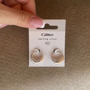 Silver örhängen  - Säljer mina sjukt snygga hoops örhängen från silver. Dom är äkta silver. Pris kan diskuteras. Skriv för fler frågor osv💕💕