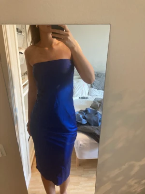 Silkig bandeuklänning - Så fin blå klänning från Gina som bara är använd en gång. Färgen är som på sista bilden. ❤️