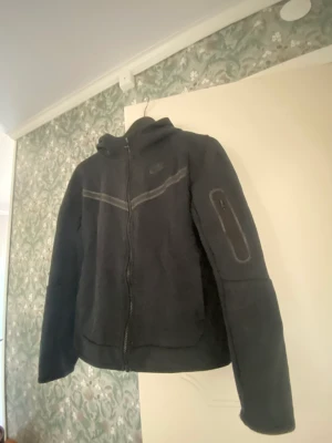 Nike tech fleece - Kan hämtas eller fraktas men kund står för frakten. Använd fåtal gånger och säljer för den är förliten