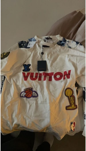 Louis vuittonXnba edition - Helt oanvänd för stor för mig, lite oversized, vill bli av med den fraktar samma dag kan gå ner vid snabbaffär