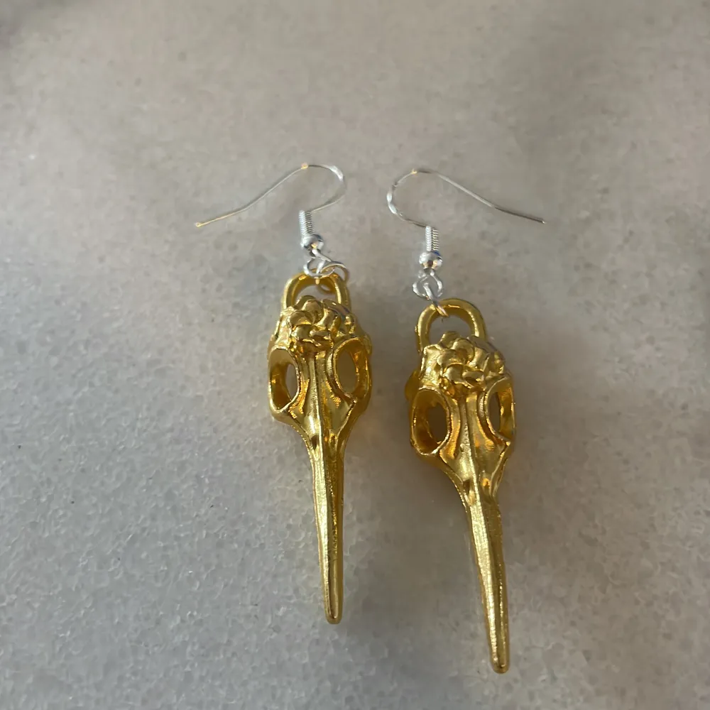 Här är ett par örhängen i guld som jag säljer för 100kr jättefina korpskallar köp gärna och kicka in på min Plick!. Accessoarer.