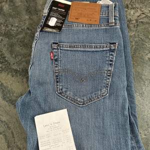Oanvända nyköpta Levis Jeans 502 med lappen och kvittot kvar. Passade inte i storlek och därför säljer jag jeansen. Nypris 1100kr.   Storlek: W30 L32