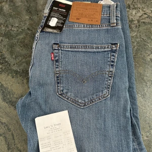 Oanvända Levis Jeans 502  - Oanvända nyköpta Levis Jeans 502 med lappen och kvittot kvar. Passade inte i storlek och därför säljer jag jeansen. Nypris 1100kr.   Storlek: W30 L32