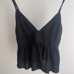 Volang topp - Säljer denna sjukt söta volangtoppen som är helt oanvänd! Svart med typ ”prickar/duttar” då den tyvärr var för liten på mig 🖤