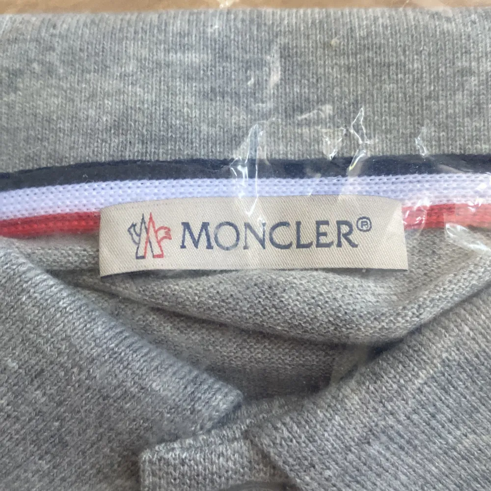 Moncler pike aldrig använd  Möts i Stockholm eller frakta . Skjortor.
