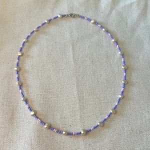 Pärlhalsband  - Superfint handgjort pärlhalsband, sötvattenspärlorna är mer rosa/Peach än vad det ser ut på bilderna!🌿 längd: ca 49 cm 