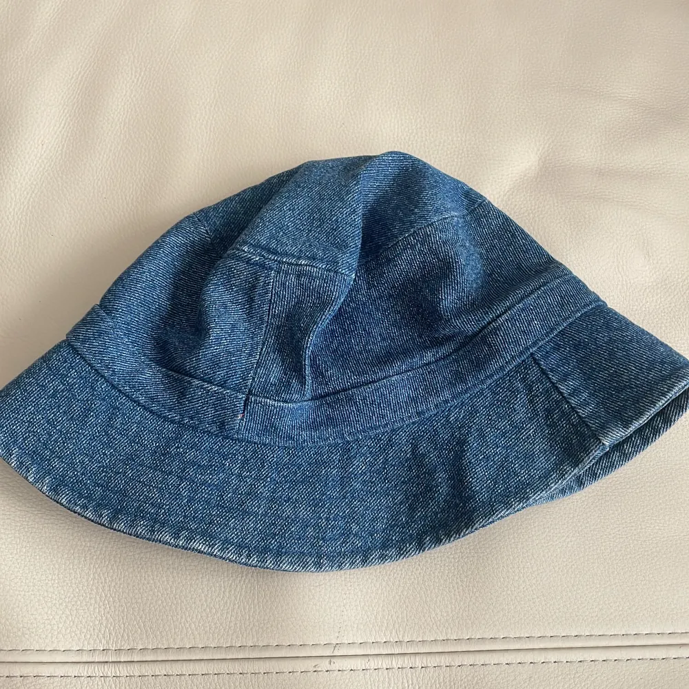 Snygg buckethat i jeans, oanvänd. Passar fint till sommaren💗Storlek S/54. Accessoarer.