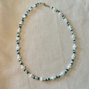 Blått unikt pärlhalsband  - Unikt pärlhalsband med sötvattenspärlor!🌿 Handgjort👋🏼 längd: ca 49 cm 